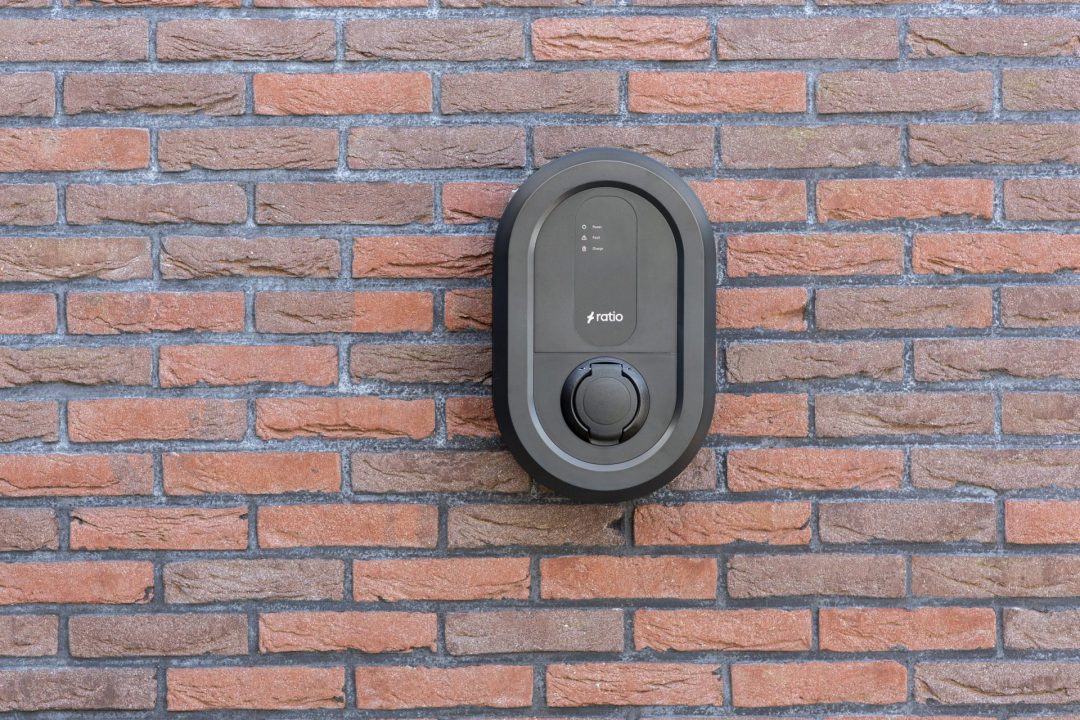 Ratio_laadpaal_socket_22kw_zwart_muur_laderthuis_stock