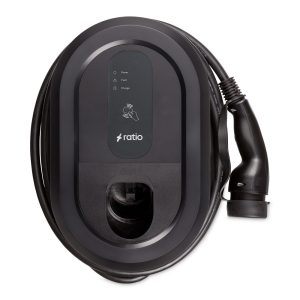 Zwarte Ratio wallbox met opgerolde laadkabel en laadstekker tegen witte achtergrond, geschikt als laadpaal voor thuis; tekst op paneel: "Power", "Fault", "Charge", "ratio" en RFID-kaartsymbool.