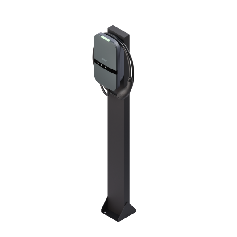 Laadpaal aan metalen paal met opgerolde laadkabel, klaar voor montage bij huis, modern wallbox-ontwerp geschikt voor thuisladen en professionele installatie door gecertificeerde monteurs.