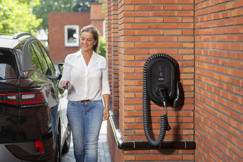Vrouw loopt langs haar auto.