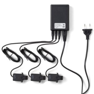 Adapterunit met drie aangesloten stroomklemmen (CT) en Europees netsnoer op witte achtergrond, component voor laadpaal installatie thuis; label: "Ratio Electric BV Ambachtsstraat 12, 3861 RH Nijkerk NL PN: 33530 11/2022".